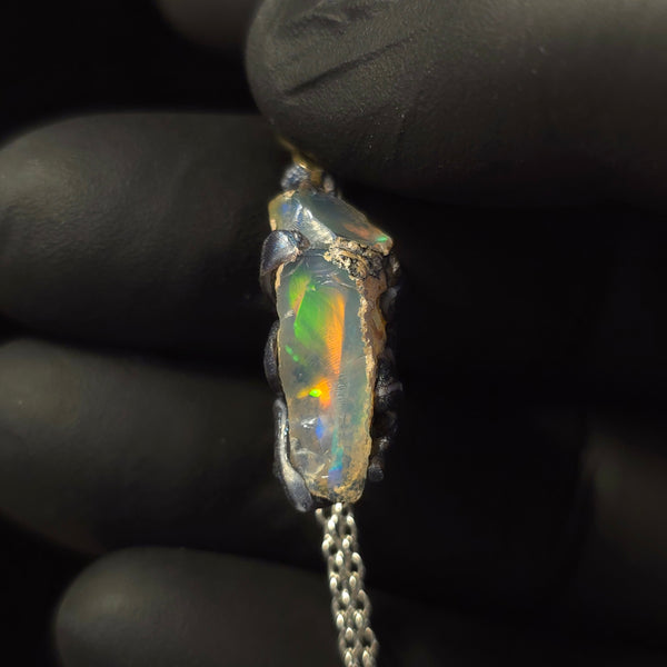 Opal Halskette — Treibendes blassblaues Licht