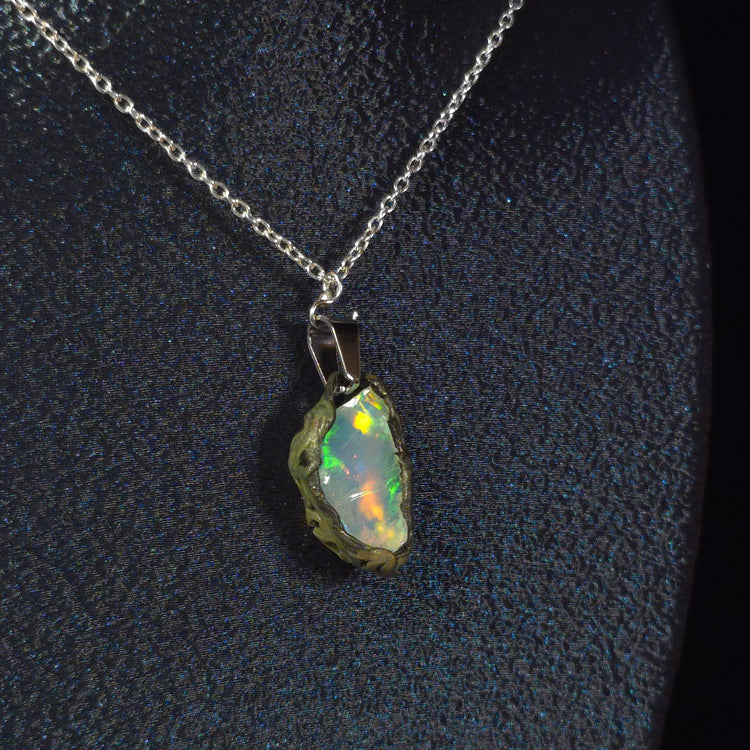 Opal Halskette — Lebhafter grüner Blitz