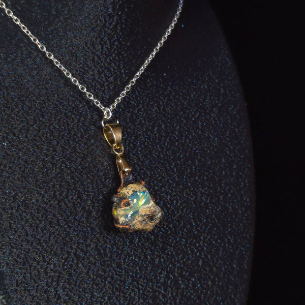Opal Halskette — Tiefblaue Matrix, rotes & grünes Feuer