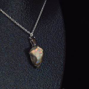Opal Halskette — Goldenes & rotes Feuer, weißes Herz