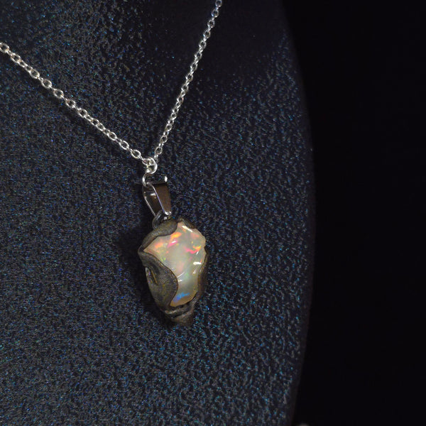 Opal Halskette — Goldenes & rotes Feuer, weißes Herz
