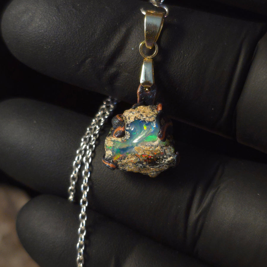 Opal Halskette — Tiefblaue Matrix, rotes & grünes Feuer