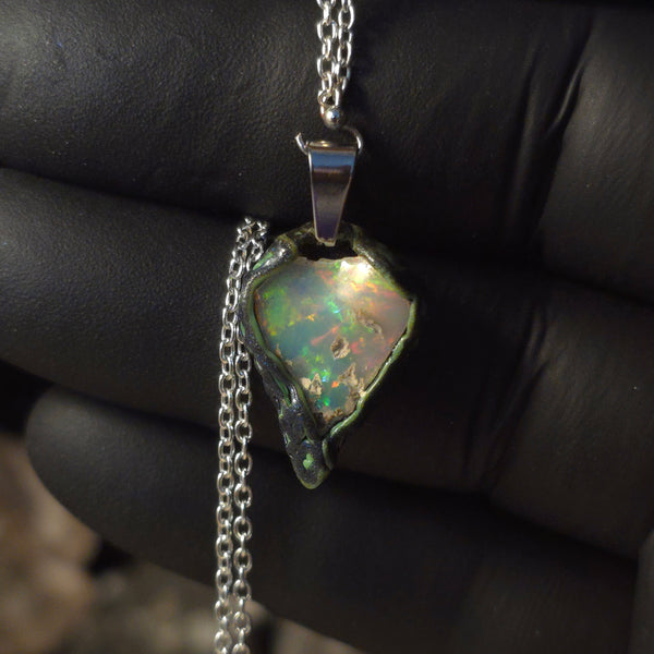 Opal Halskette — Lebhafter roter Blitz