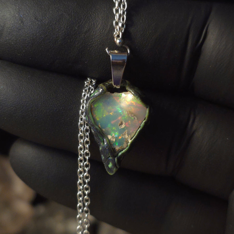 Opal Halskette — Lebhafter roter Blitz