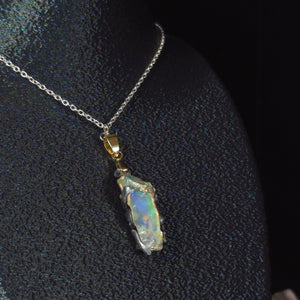 Opal Halskette — Treibendes blassblaues Licht