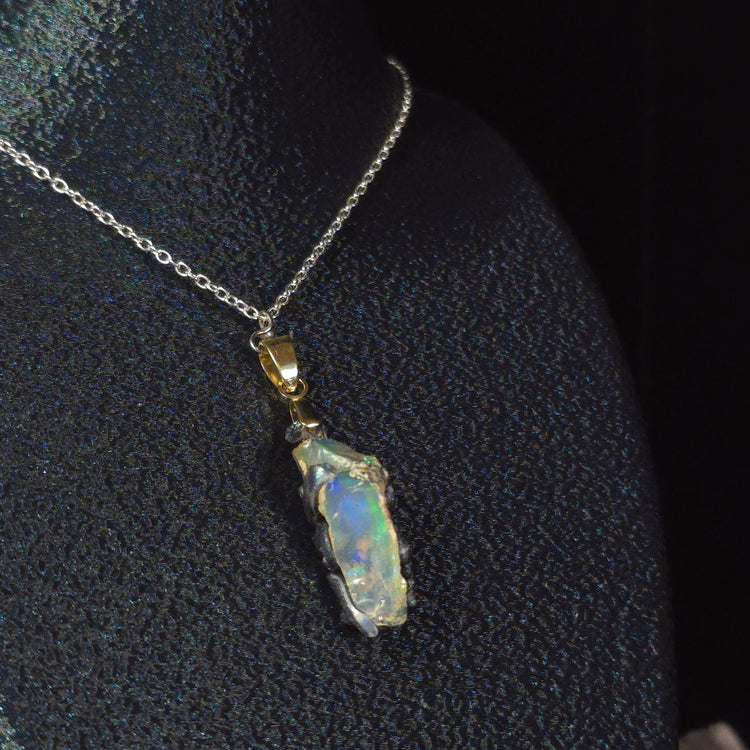 Opal Halskette — Treibendes blassblaues Licht